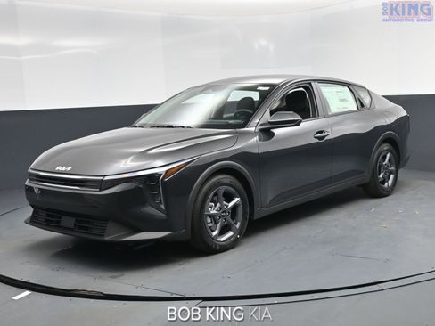 New 2025 Kia K4 LXS image 1