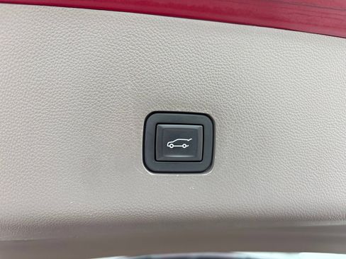 Used 2018 Chevrolet Traverse Premier w/ Driver Confidence II Package FWD image 17