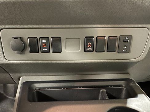 Used 2018 Nissan NV 2500 SV w/ Rear Door Glass Package image 28