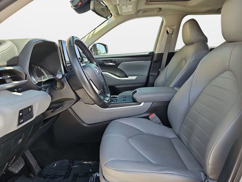 Used 2023 Toyota Highlander XLE FWD image 16