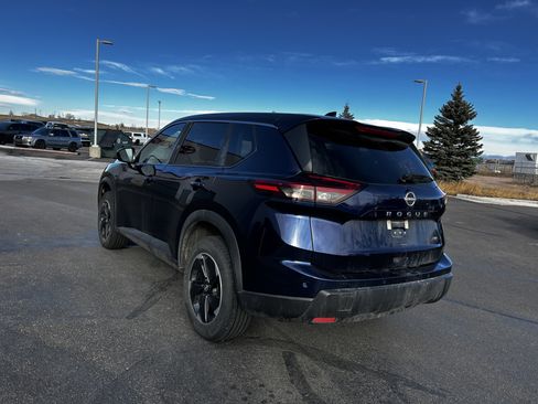 Used 2025 Nissan Rogue SV image 3