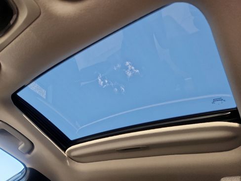 Used 2025 Toyota Corolla Cross LE image 14