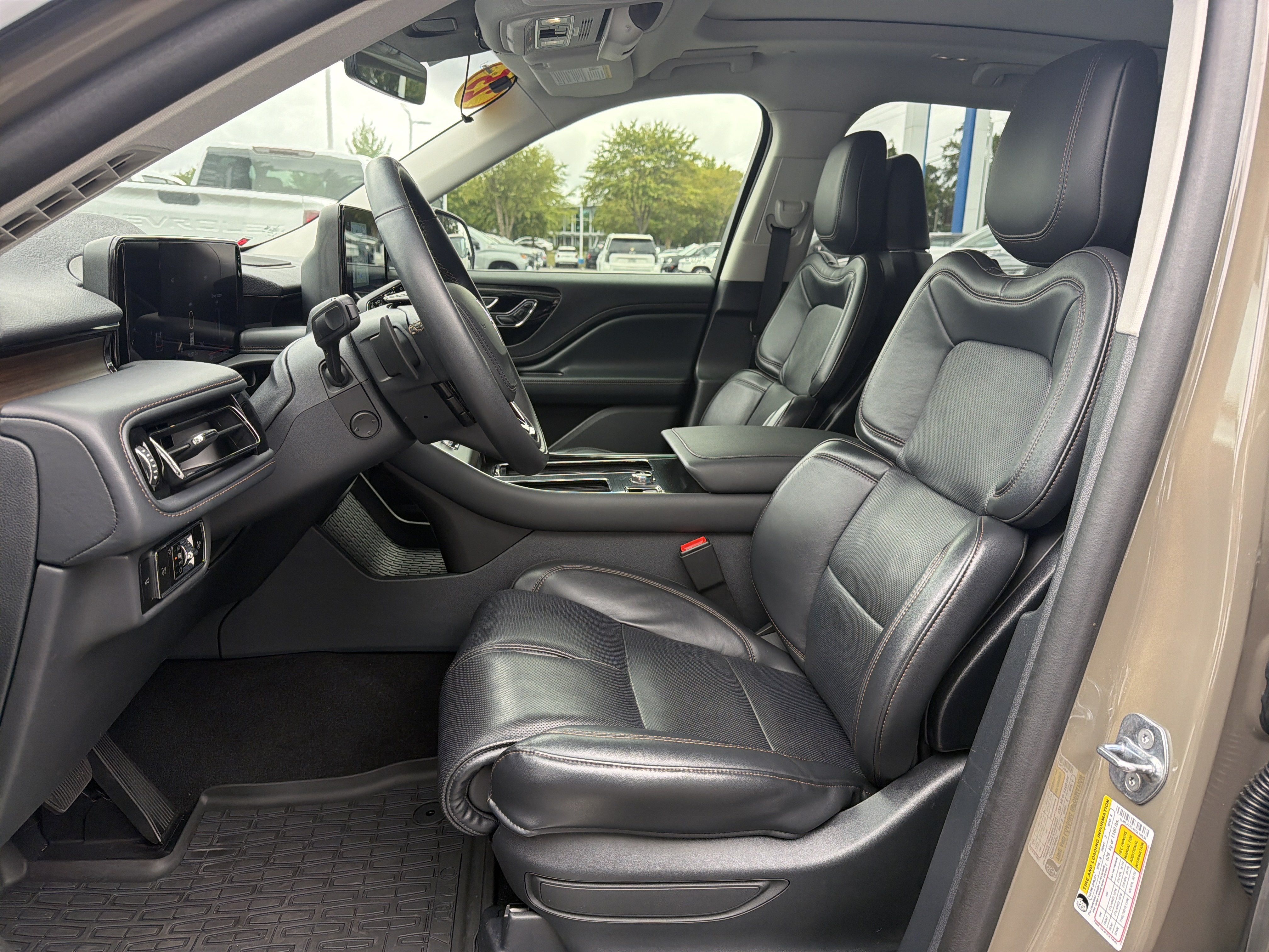 Used 2025 Lincoln Aviator Reserve w/ Equipment Group 201A AWD/4WD image 16