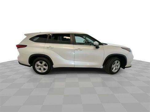 Used 2023 Toyota Highlander LE image 9