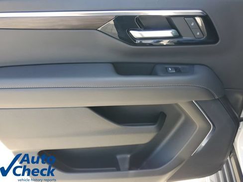 Used 2025 Chevrolet Suburban LS RWD image 12
