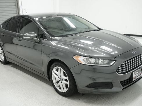 Used 2016 Ford Fusion SE FWD image 3
