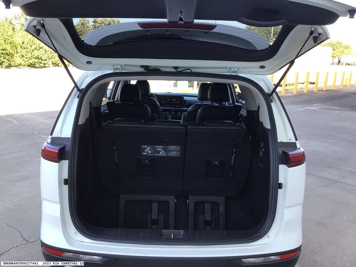 Used 2023 Kia Carnival LX FWD image 12