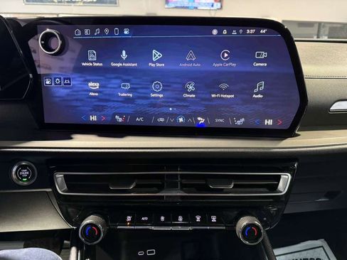 Used 2025 Chevrolet Traverse LT image 13