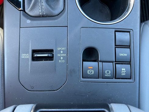 Used 2024 Toyota Highlander XLE FWD image 30