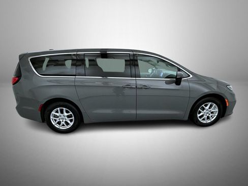 Certified 2023 Chrysler Pacifica Touring-L FWD image 4