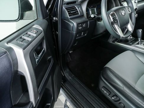 Used 2018 Toyota 4Runner SR5 Premium AWD/4WD image 7