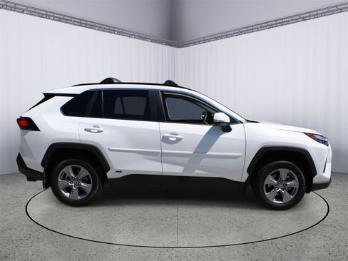 Used 2025 Toyota RAV4 XLE w/ Convenience Package AWD/4WD image 8