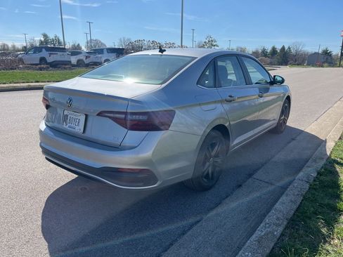 Used 2023 Volkswagen Jetta SE w/ Panoramic Sunroof Package image 3