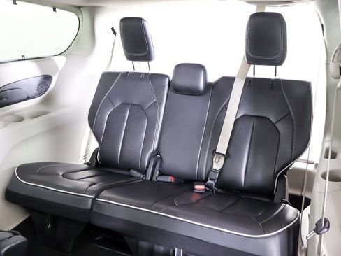 Used 2024 Chrysler Pacifica Limited FWD image 41