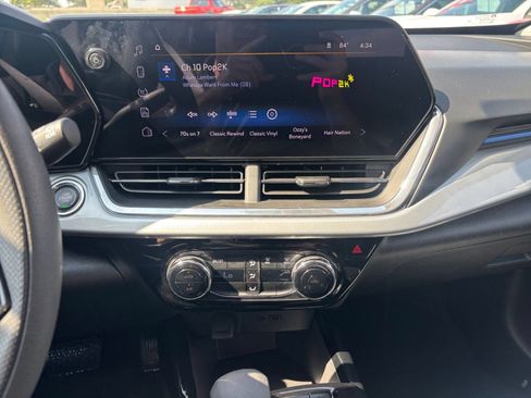 Used 2025 Chevrolet Trax LT FWD image 17