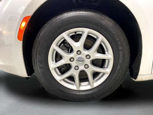 Used 2022 Chrysler Voyager LX FWD image 7