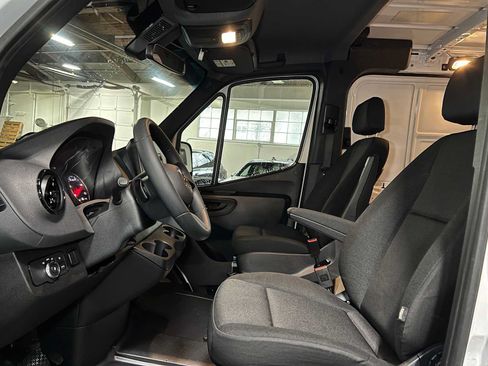 Used 2025 Mercedes-Benz Sprinter 2500 image 22