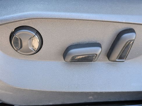 Used 2022 Volkswagen Taos SEL image 16