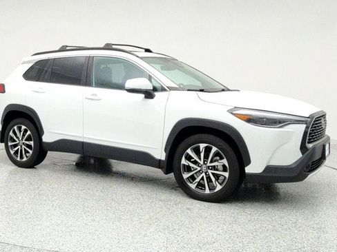 Used 2023 Toyota Corolla Cross XLE image 3
