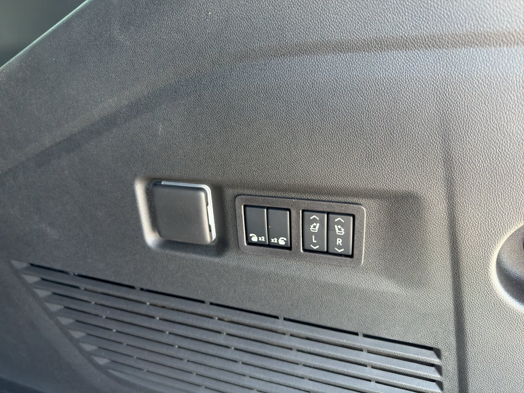 Used 2023 GMC Yukon XL Denali Ultimate AWD/4WD image 7