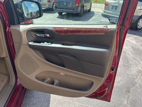 Used 2015 Chrysler Town & Country Touring w/ Driver Convenience Group FWD image 12