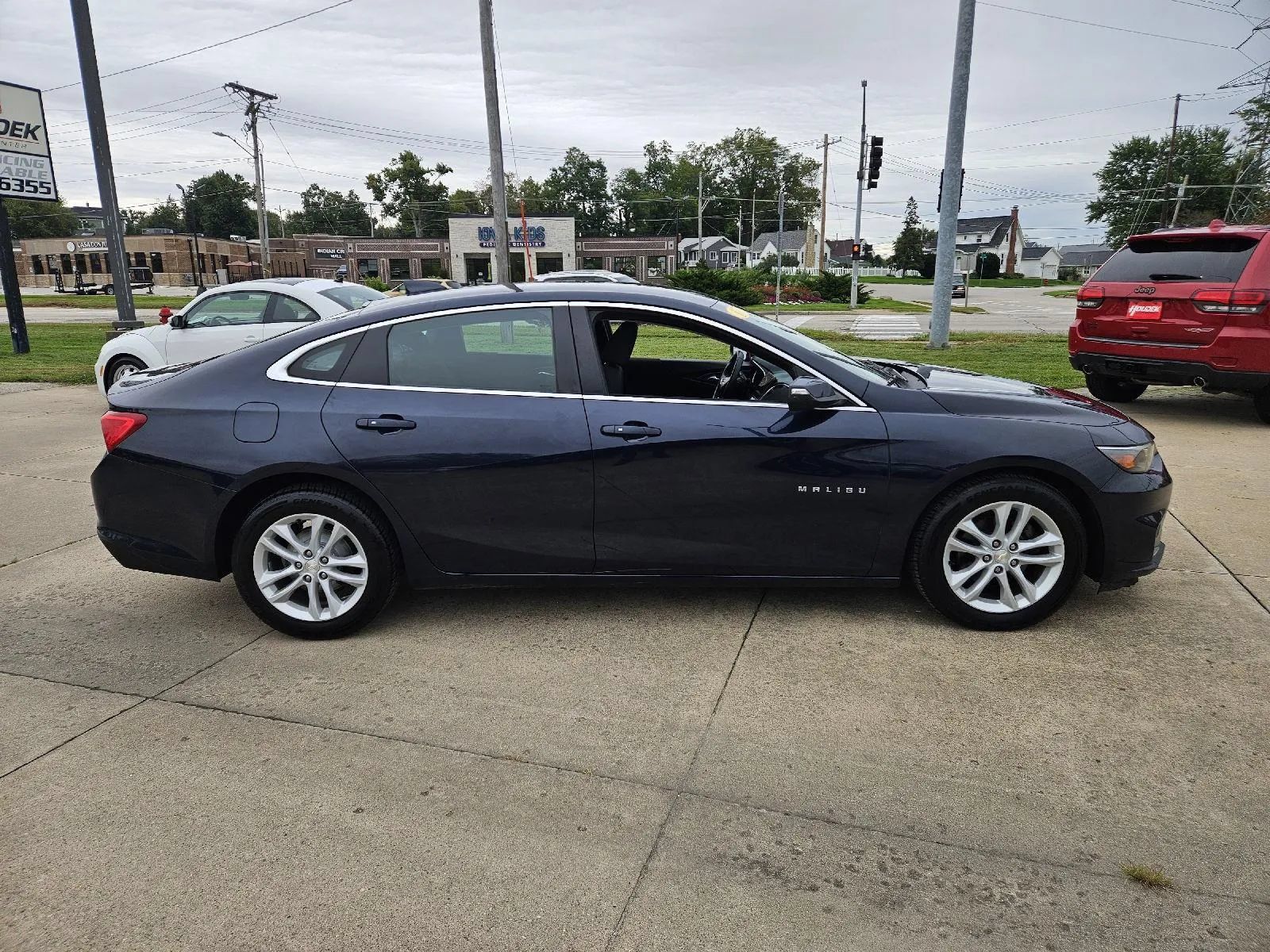 Used 2017 Chevrolet Malibu LT FWD image 4