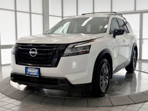 Used 2022 Nissan Pathfinder SV image 4