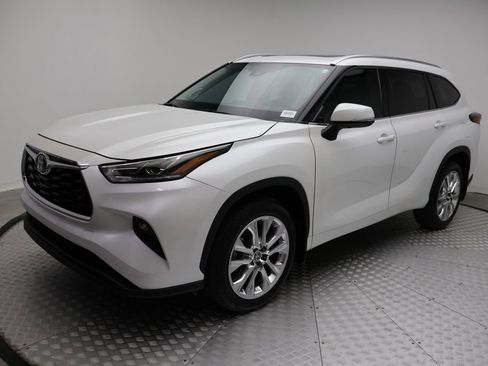 Used 2024 Toyota Highlander Limited image 1