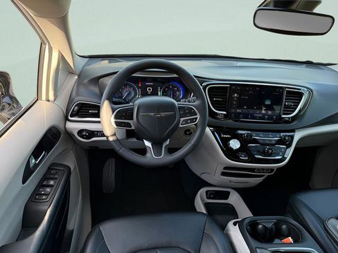 Used 2024 Chrysler Pacifica Touring-L FWD image 6