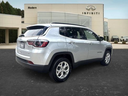 Used 2024 Jeep Compass Latitude AWD/4WD image 5