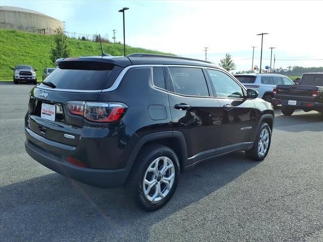 Used 2025 Jeep Compass Latitude w/ Sun & Sound Group AWD/4WD image 4