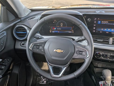 Used 2025 Chevrolet Trax LT w/ LT Convenience Package image 20