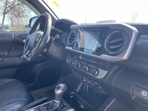 Used 2019 Toyota Tacoma Limited image 30