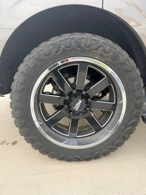 Used 2018 Ford Expedition XLT w/ Equipment Group 202A AWD/4WD image 9