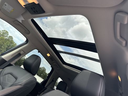 Used 2025 Nissan Pathfinder Platinum image 33