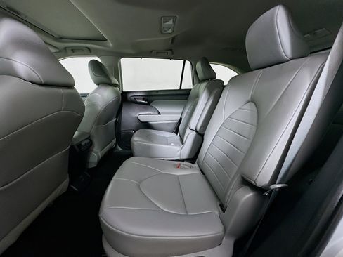 Used 2023 Toyota Highlander XLE image 28