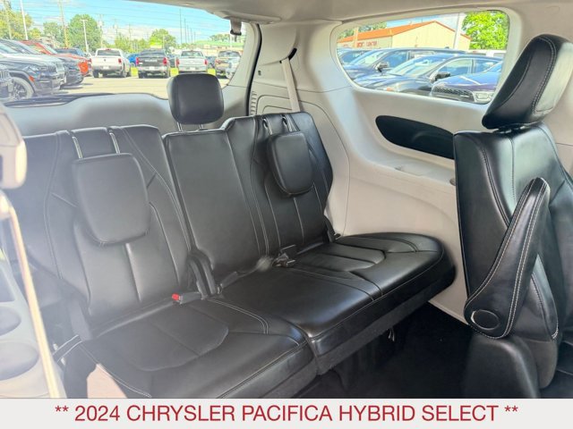 Certified 2024 Chrysler Pacifica Limited FWD image 11