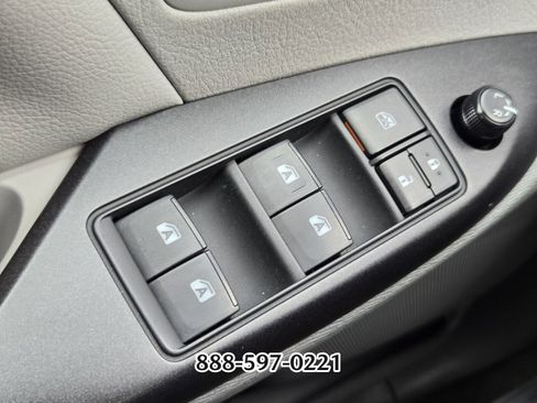Used 2018 Toyota Sienna LE image 33