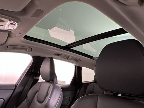 Used 2021 Volvo XC60 T5 Momentum w/ Premium Package image 17