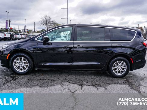 Used 2024 Chrysler Pacifica Touring-L FWD image 10