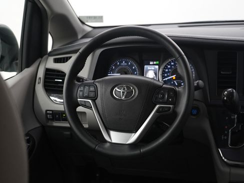 Used 2018 Toyota Sienna XLE image 16