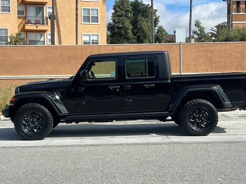 Used 2023 Jeep Gladiator Sport AWD/4WD image 7