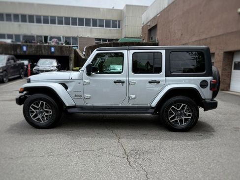 Used 2024 Jeep Wrangler Unlimited Sahara AWD/4WD image 15