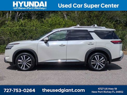 Used 2024 Nissan Pathfinder Platinum FWD image 2