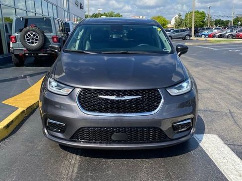 Used 2023 Chrysler Pacifica Touring-L image 3