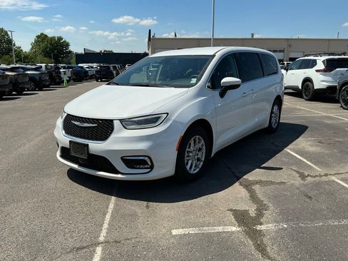 Used 2023 Chrysler Pacifica Touring-L FWD image 2