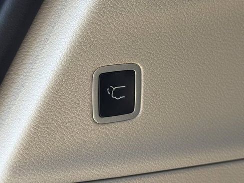 Used 2024 Chrysler Pacifica Limited FWD image 23