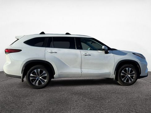 Used 2022 Toyota Highlander XLE image 22