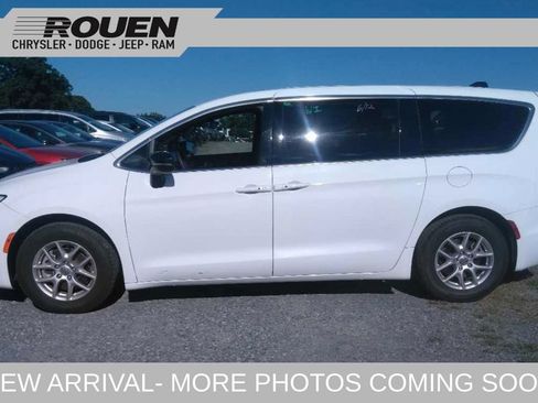 Used 2025 Chrysler Pacifica Select FWD image 1