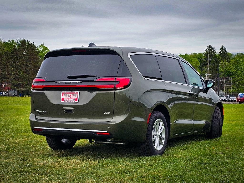 New 2027 Chrysler Pacifica Select w/ Family Tech Group AWD/4WD image 3